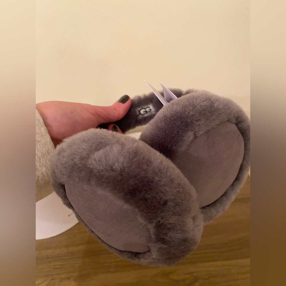 NWT GRAY UGG BLUETOOTH EARMUFFS

#ugg #earmuffs #bluetooth
